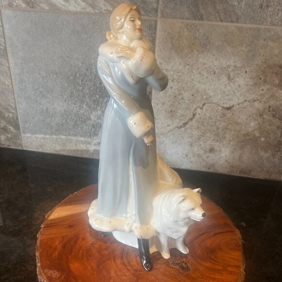 Royal Doulton 'A Winter’s Walk' Hand Made & Hand Painted 14" Porcelain Figurine! - Picture 2 of 16